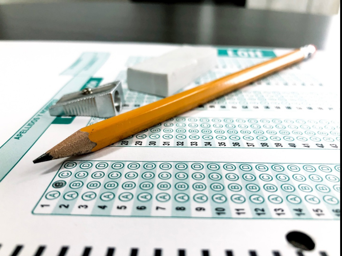 Lápiz y taja lápiz sobre hoja de resultados de examen estatal