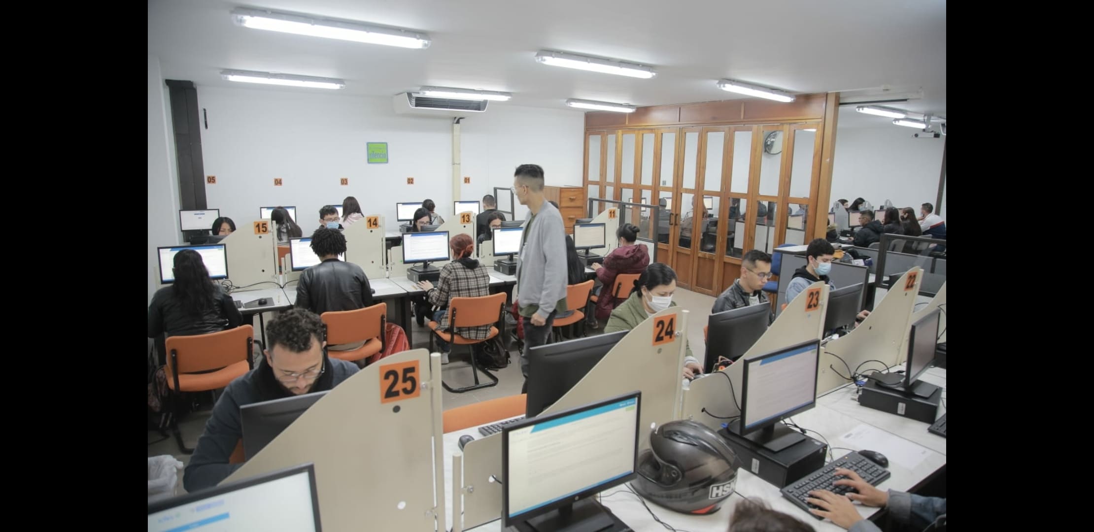 Estudiantes presentando examen en una sala de computadores