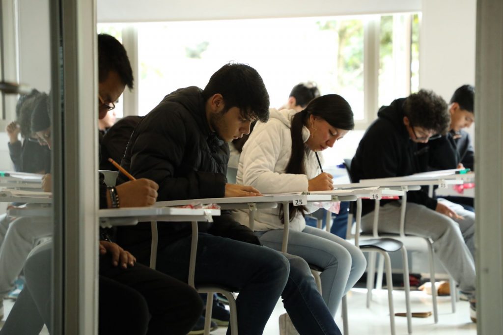 Bogotá, 15 de mayo de 2025 - El próximo domingo 18 de mayo, 250 mil estudiantes de carreras universitarias y de programas técnicos y tecnológicos presentarán el examen Saber Pro y Saber TyT primer semestre bajo la modalidad lápiz y papel en 288 sitios de aplicación ubicados en más de 65 municipios en todo el territorio nacional. Así lo informó el Instituto Colombiano para la Evaluación de la Educación - Icfes , al precisar que otros 1.530 estudiantes presentarán la prueba Saber Pro o Saber TyT exterior bajo la modalidad electrónica, el próximo domingo 1 de junio, en 44 países.