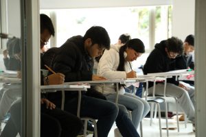 Bogotá, 15 de mayo de 2025 - El próximo domingo 18 de mayo, 250 mil estudiantes de carreras universitarias y de programas técnicos y tecnológicos presentarán el examen Saber Pro y Saber TyT primer semestre bajo la modalidad lápiz y papel en 288 sitios de aplicación ubicados en más de 65 municipios en todo el territorio nacional. Así lo informó el Instituto Colombiano para la Evaluación de la Educación - Icfes , al precisar que otros 1.530 estudiantes presentarán la prueba Saber Pro o Saber TyT exterior bajo la modalidad electrónica, el próximo domingo 1 de junio, en 44 países.