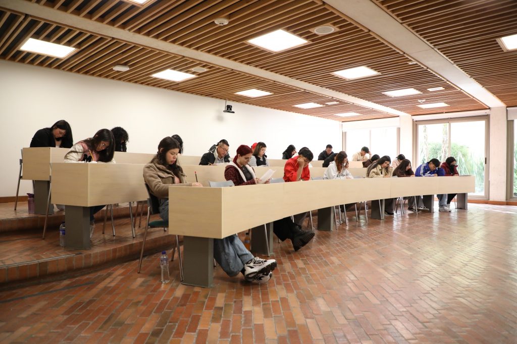 Cada vez que en Colombia se publican los resultados de las pruebas Saber o del programa PISA de la OCDE, se encienden debates. Algunos celebran posiciones, otros lamentan los bajos puntajes, y casi siempre aparecen titulares con “los mejores colegios” o “Ranking de las mejores universidades”. Pero esa mirada pierde lo esencial: estas evaluaciones no se diseñaron para hacer rankings, sino para ofrecer información valiosa que nos ayude a mejorar cómo enseñamos y cómo aprendemos.