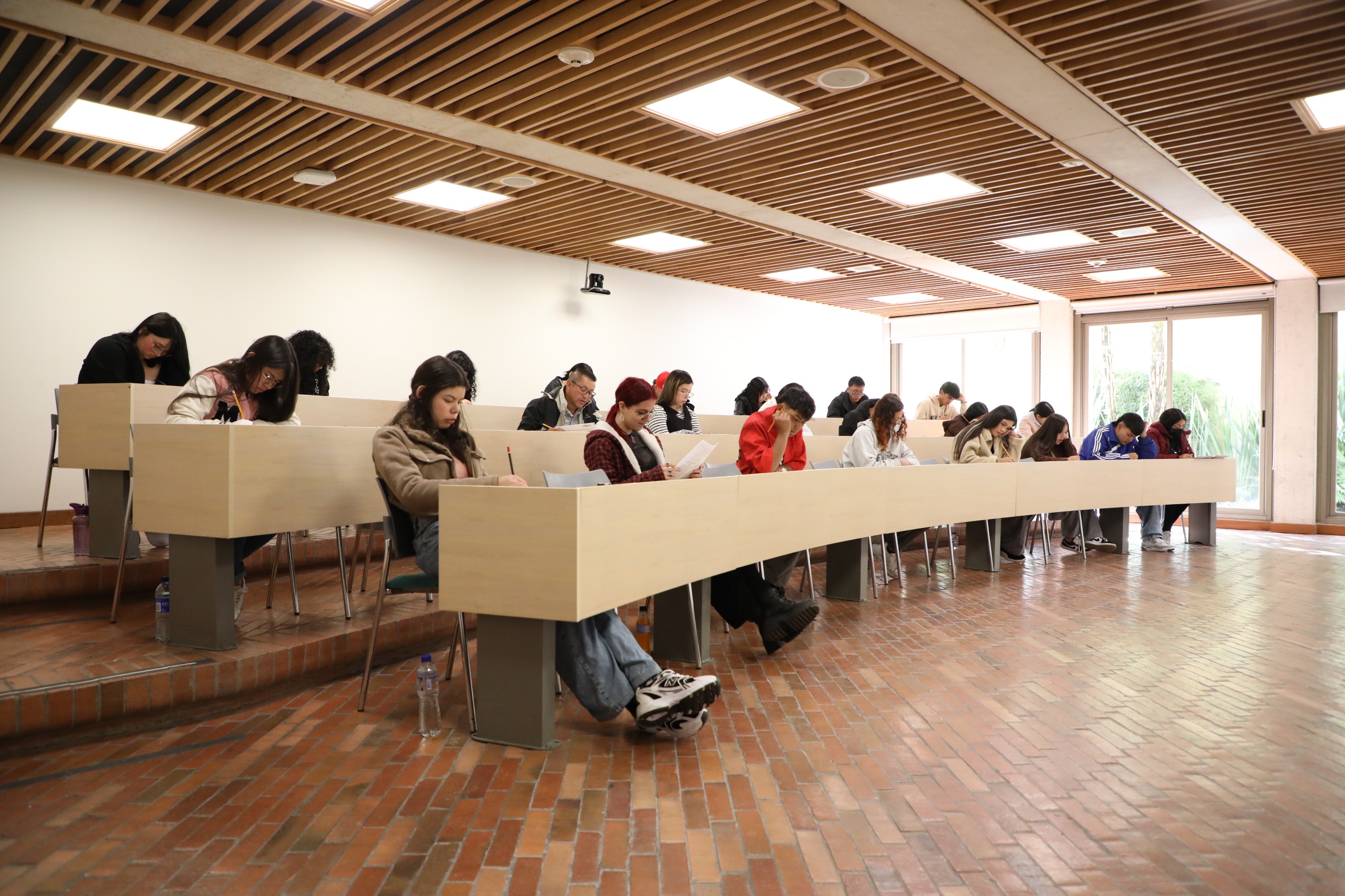 Cada vez que en Colombia se publican los resultados de las pruebas Saber o del programa PISA de la OCDE, se encienden debates. Algunos celebran posiciones, otros lamentan los bajos puntajes, y casi siempre aparecen titulares con “los mejores colegios” o “Ranking de las mejores universidades”. Pero esa mirada pierde lo esencial: estas evaluaciones no se diseñaron para hacer rankings, sino para ofrecer información valiosa que nos ayude a mejorar cómo enseñamos y cómo aprendemos.