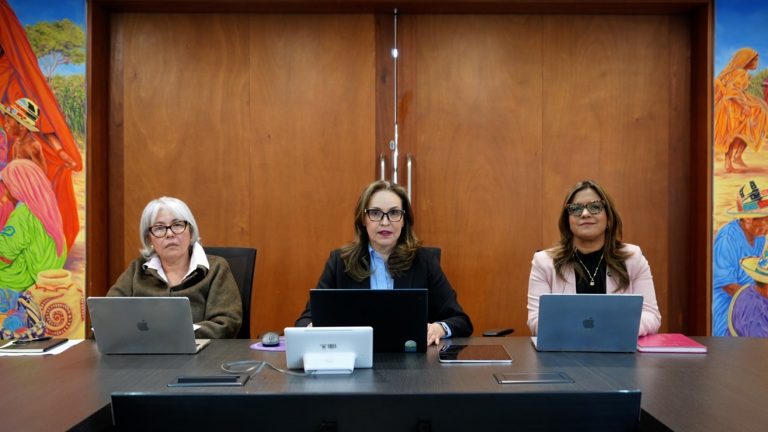 De izquierda a derecha: Gledy Foliaco, viceministra de Educación Preescolar, Básica y Media; Viviane Morales Hoyos, ministra de Educación; Maribel Castro, asesora despacho